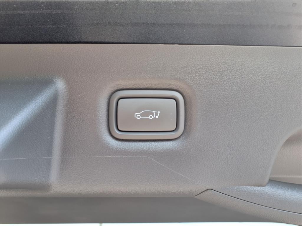 Vehicle image 33 of 39