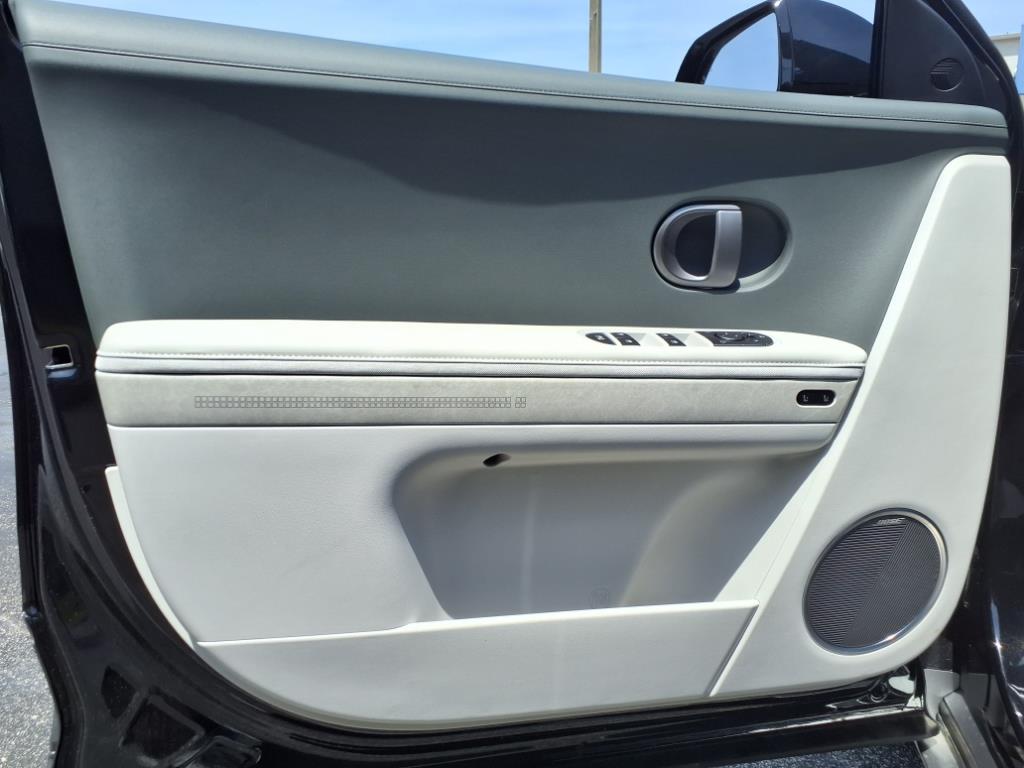 Vehicle image 10 of 39