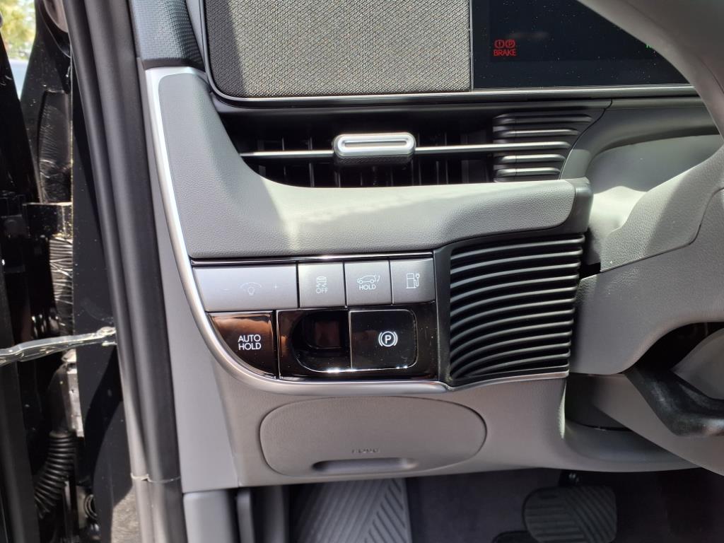 Vehicle image 27 of 38