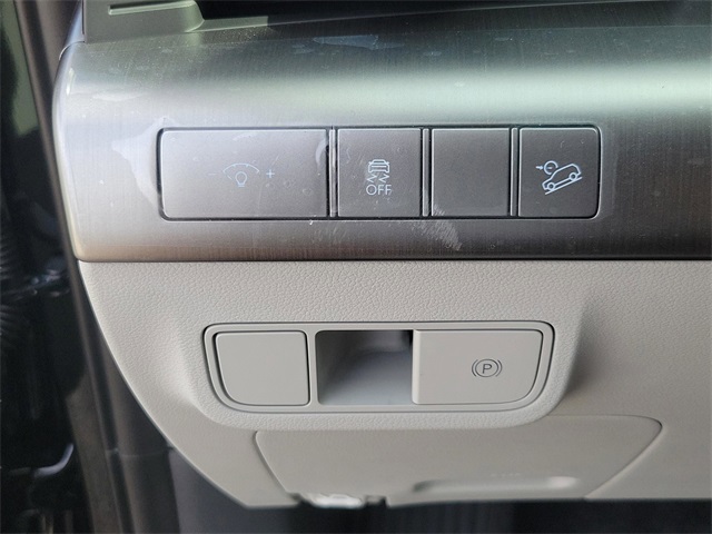Vehicle image 21 of 30