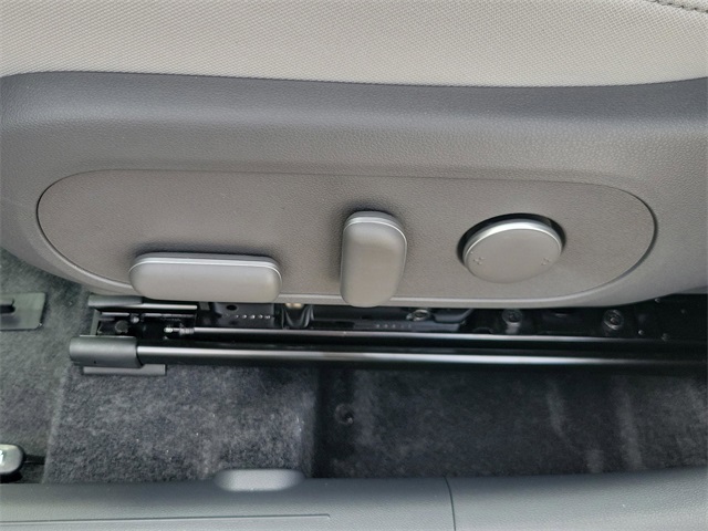 Vehicle image 28 of 30