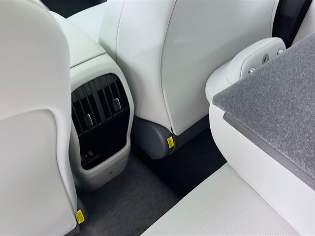 Vehicle image 21 of 24