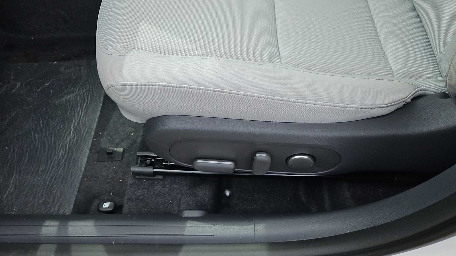 Vehicle image 13 of 28
