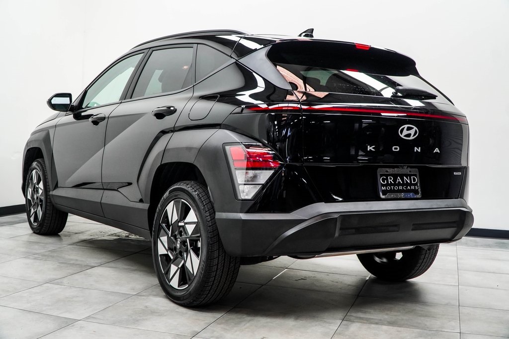 2025 Hyundai Kona SEL Image 8 of 40