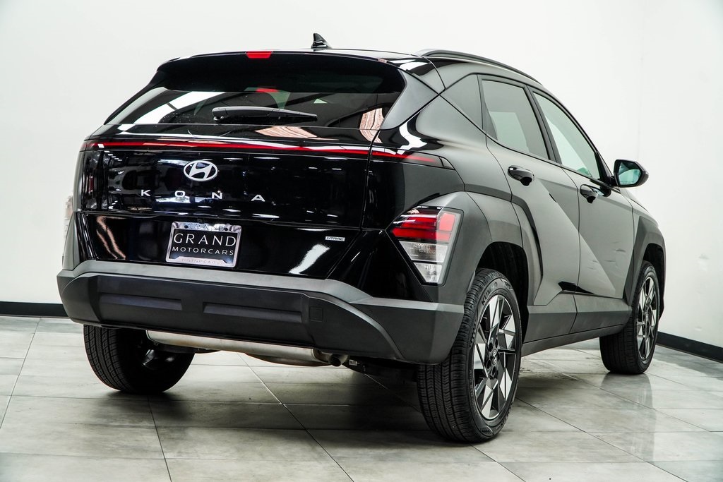 2025 Hyundai Kona SEL Image 6 of 40