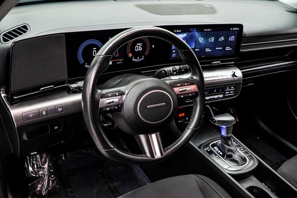 2025 Hyundai Kona SEL Image 17 of 45