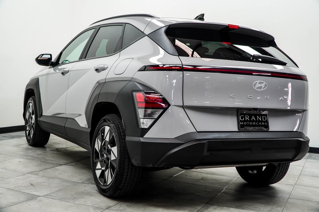 2025 Hyundai Kona SEL Image 8 of 45