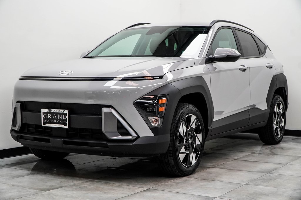 2025 Hyundai Kona SEL Image 2 of 45