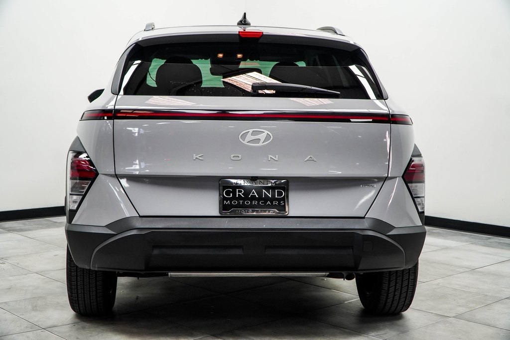 2025 Hyundai Kona SEL Image 7 of 45