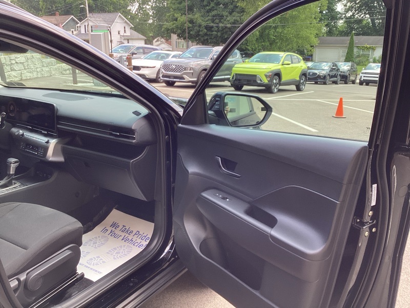 2025 Hyundai Kona SEL Image 18 of 37