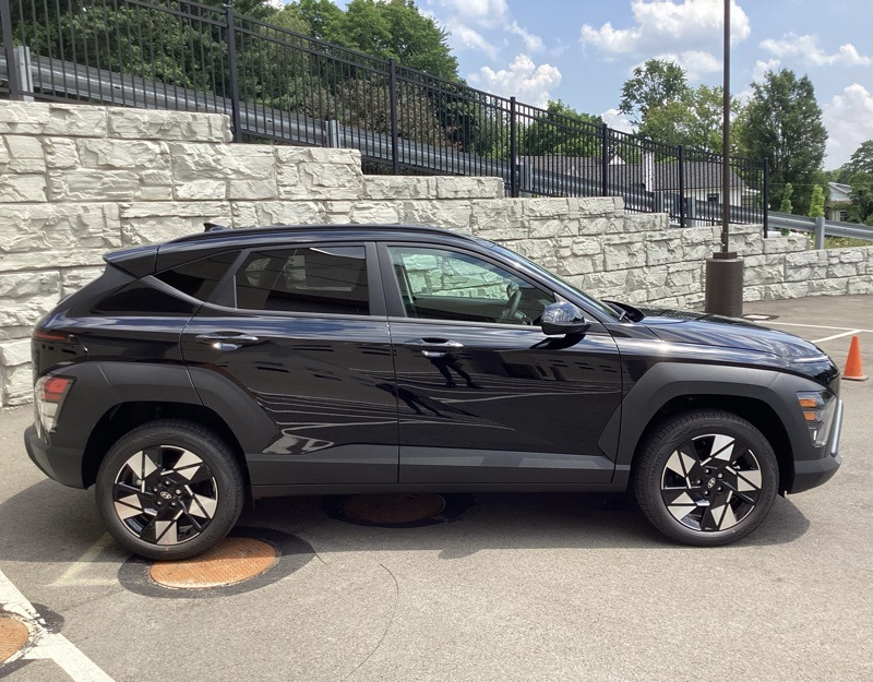 2025 Hyundai Kona SEL Image 4 of 37