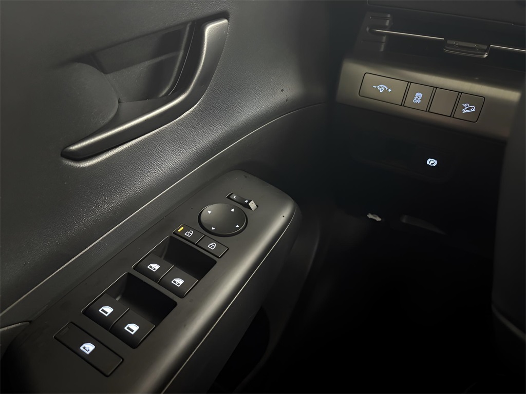 Vehicle image 14 of 28