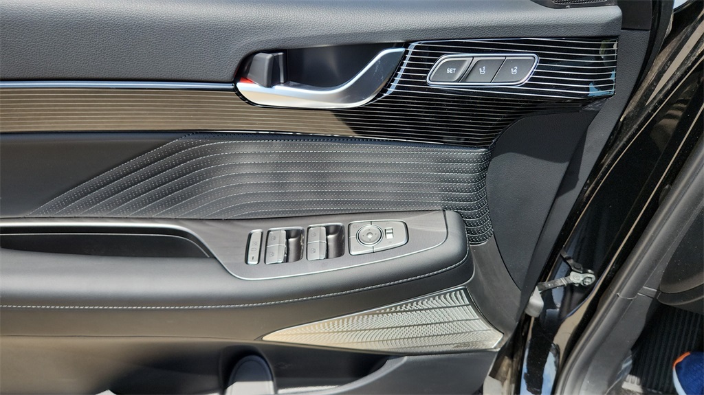 Vehicle image 23 of 26