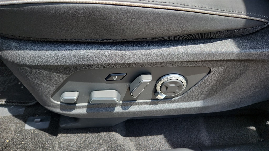 Vehicle image 13 of 26