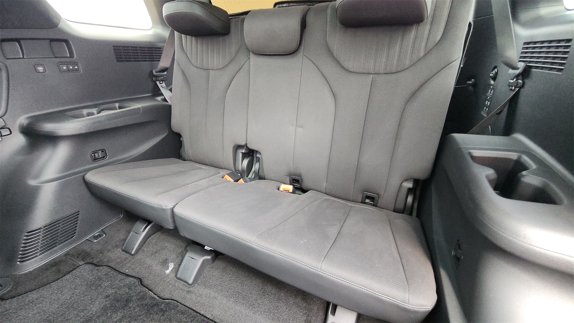 Vehicle image 27 of 28