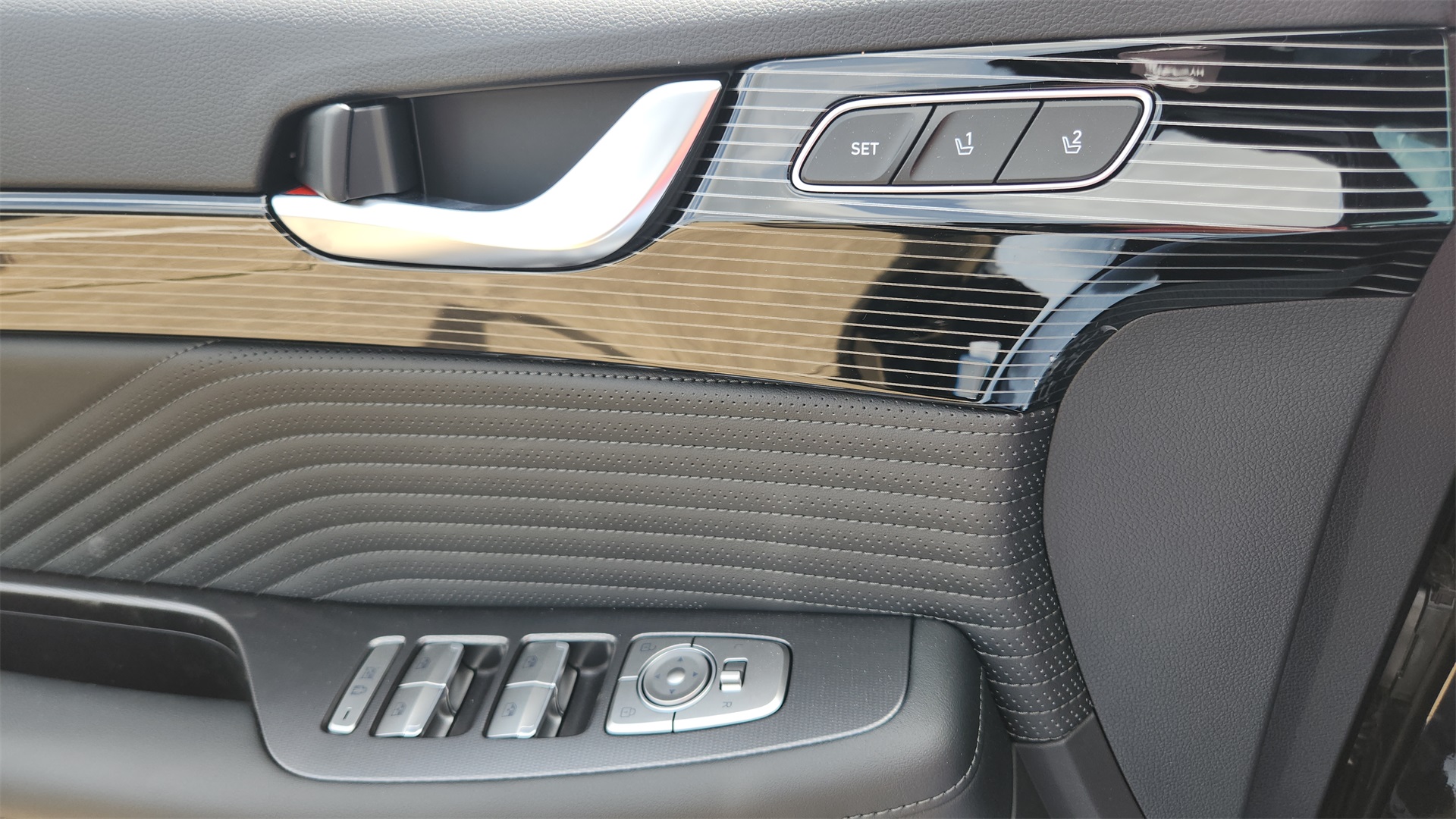 Vehicle image 24 of 28