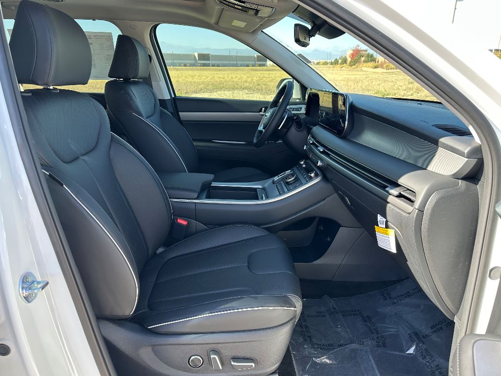 Vehicle image 21 of 25