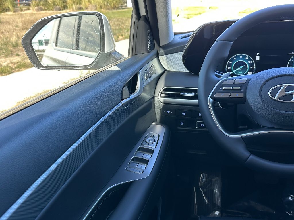 Vehicle image 17 of 25