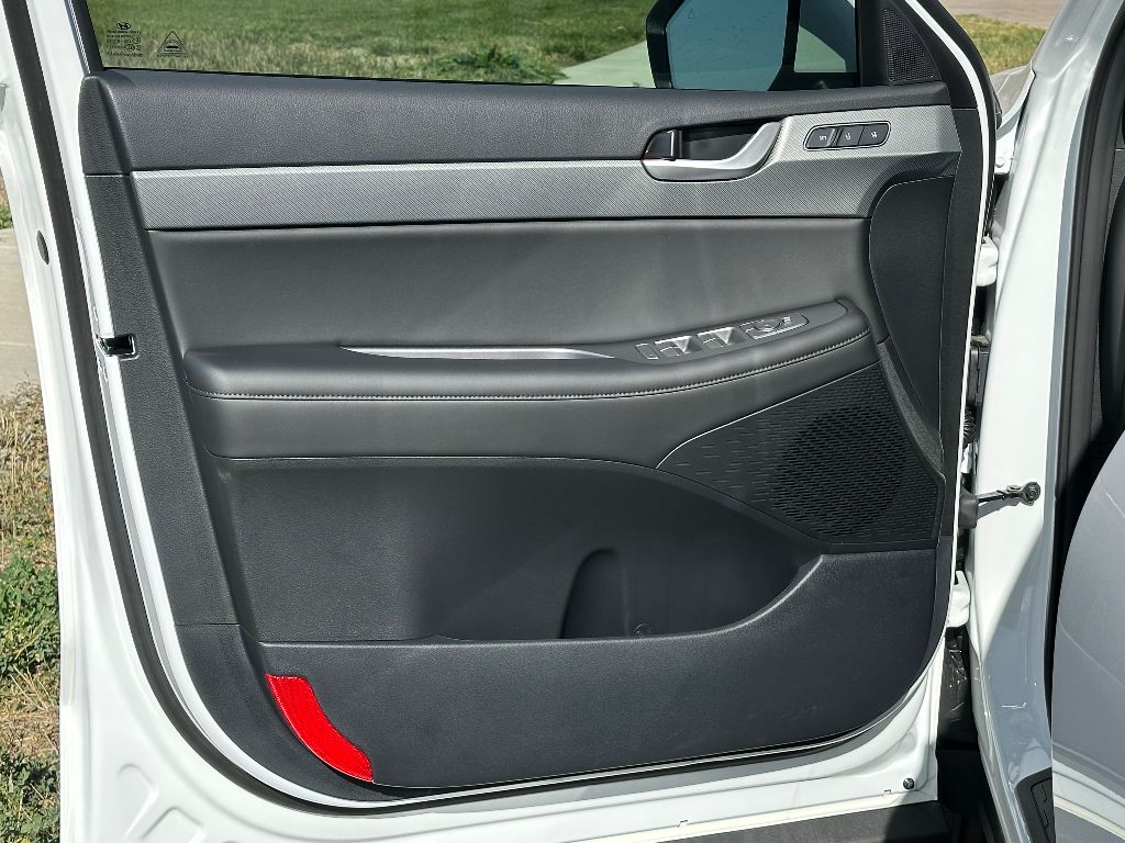 Vehicle image 19 of 25