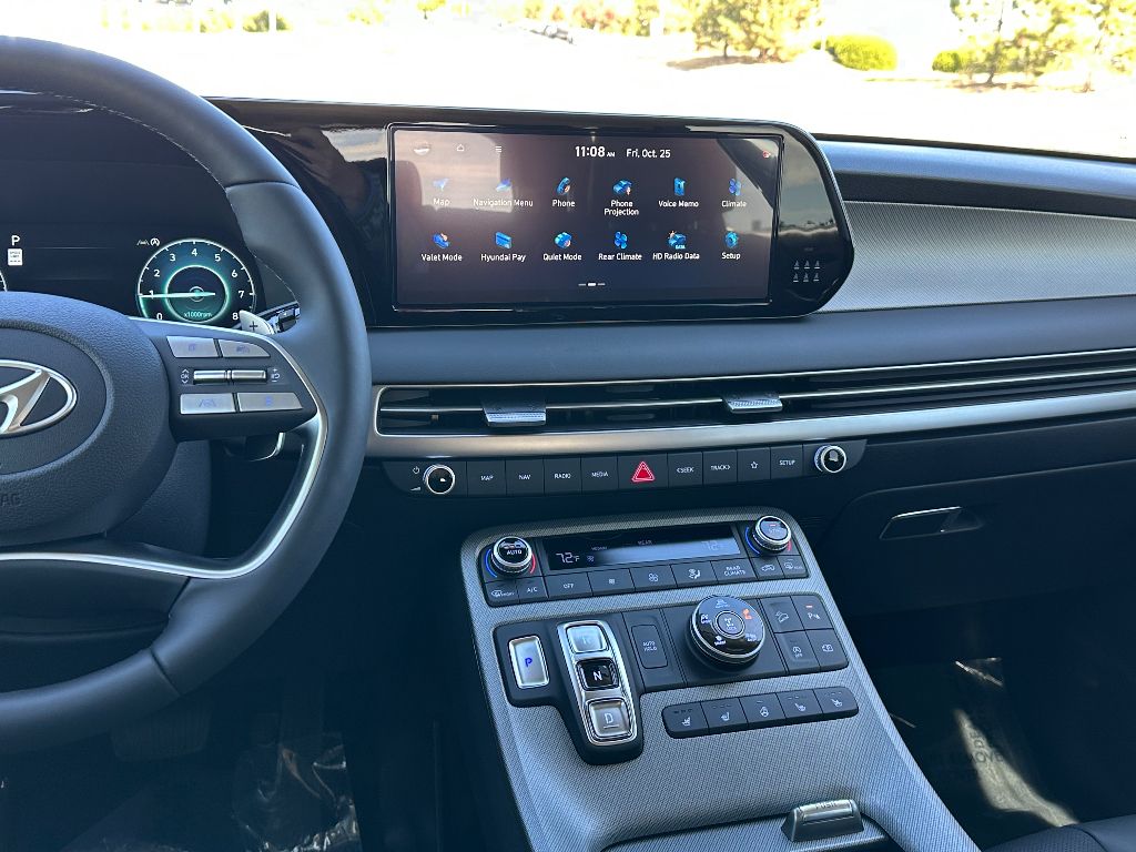 Vehicle image 18 of 25