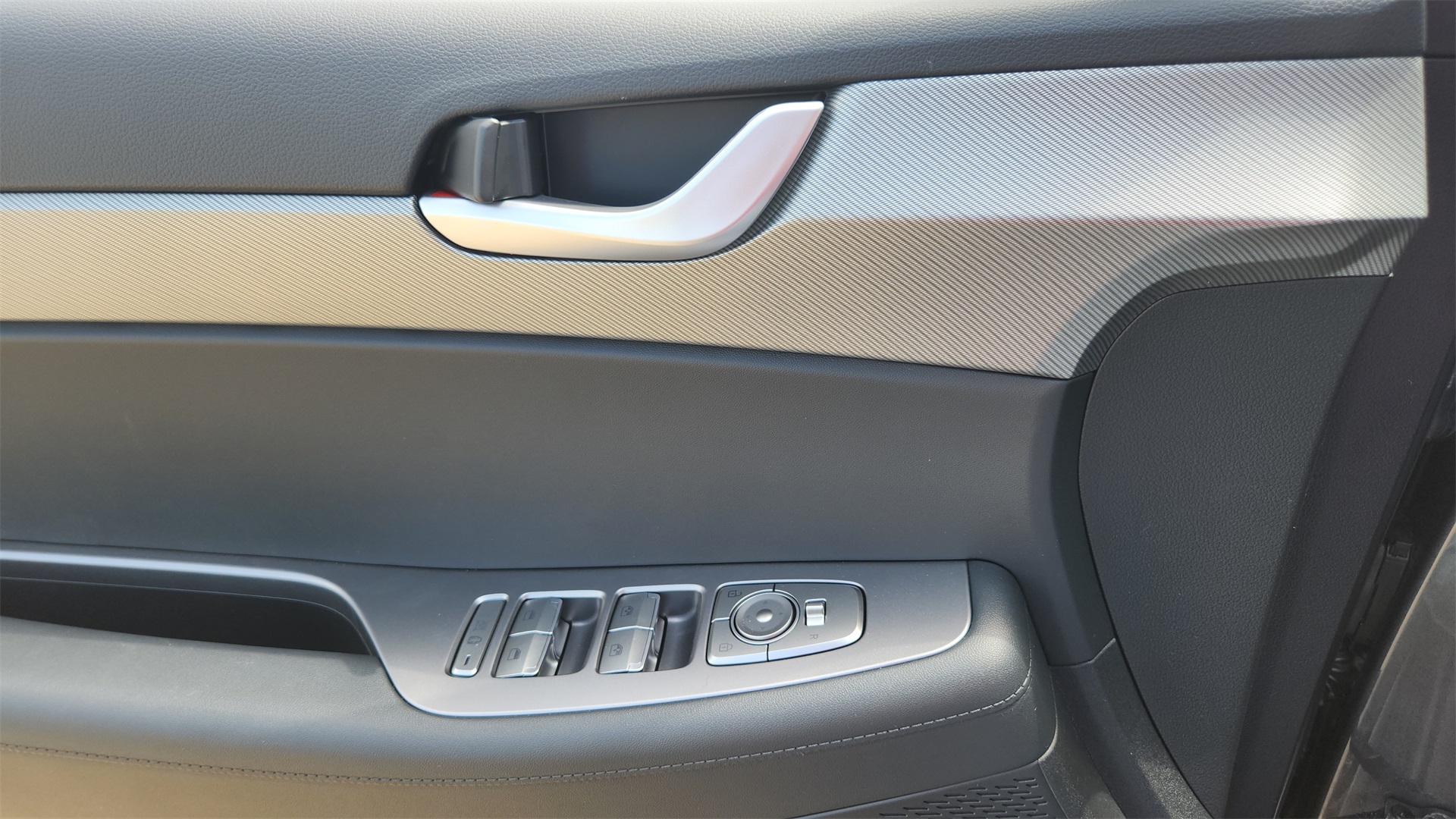 Vehicle image 21 of 31
