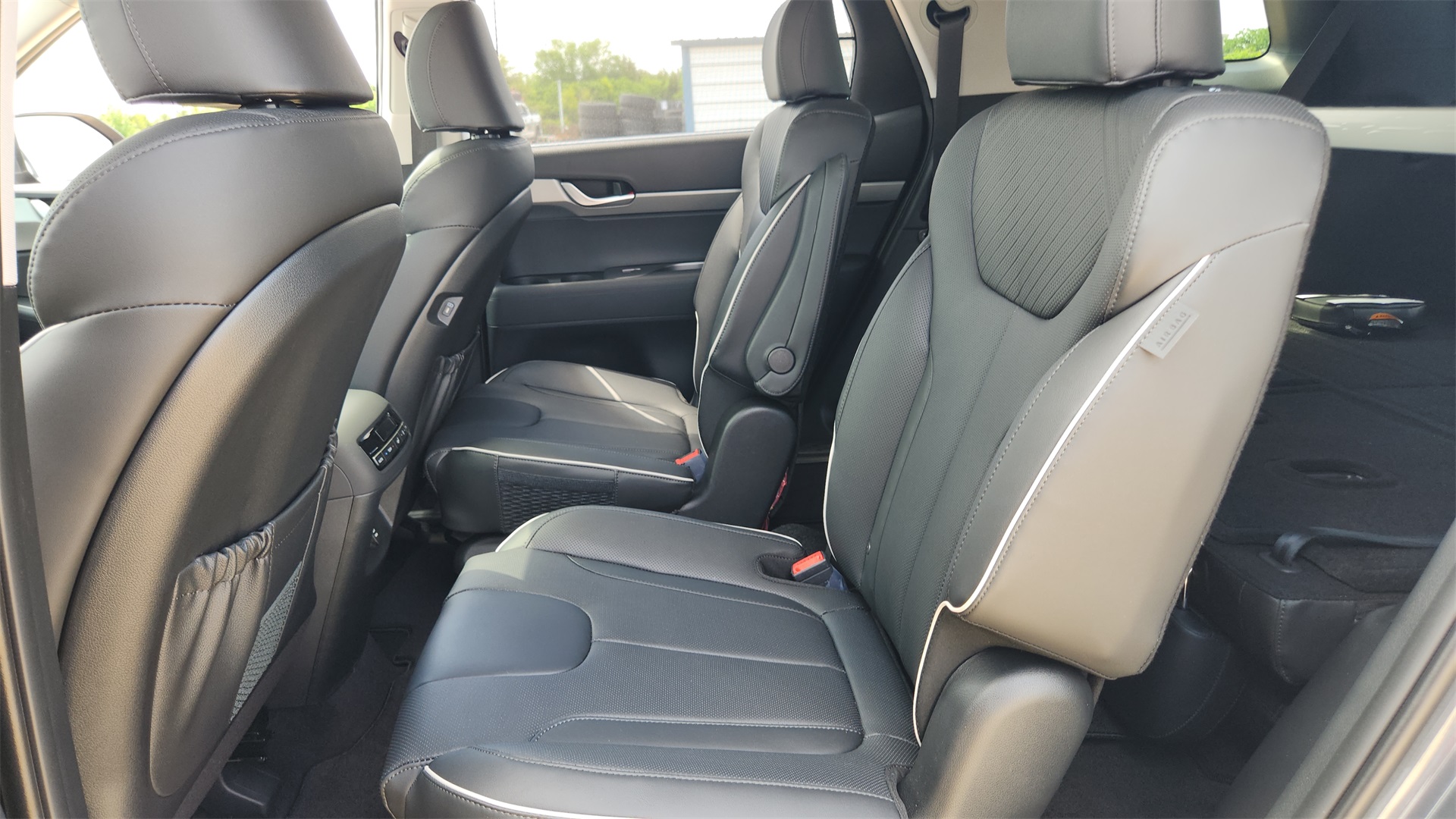Vehicle image 25 of 31