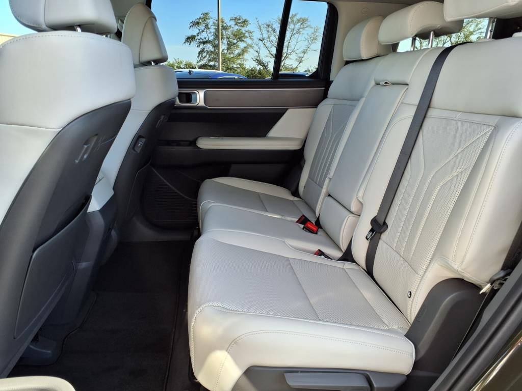 Vehicle image 27 of 39