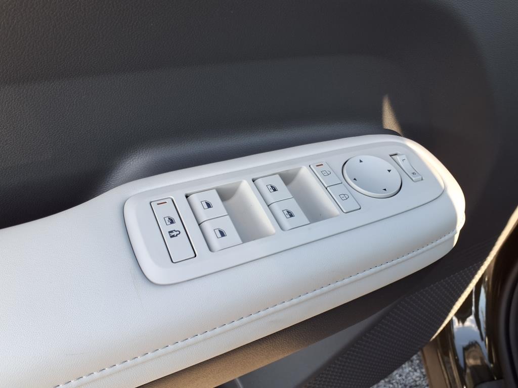 Vehicle image 11 of 39
