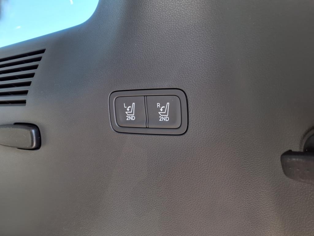 Vehicle image 33 of 39