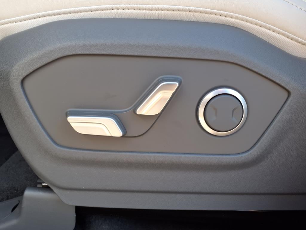 Vehicle image 14 of 39