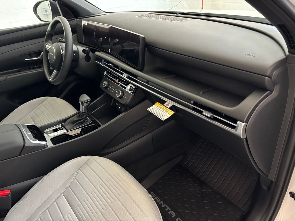 2025 Hyundai Santa Cruz SE Image 14 of 18