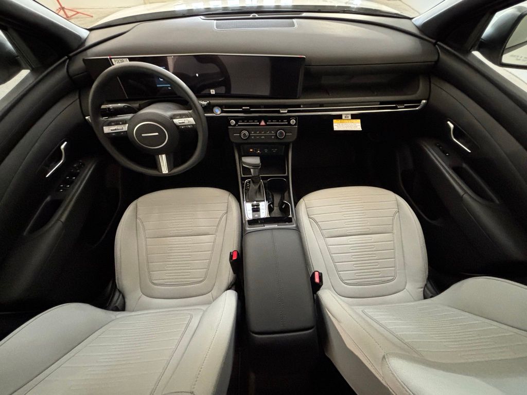 2025 Hyundai Santa Cruz SE Image 12 of 18