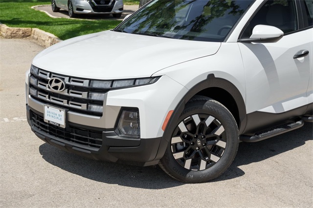 2025 Hyundai Santa Cruz SE Image 2 of 25