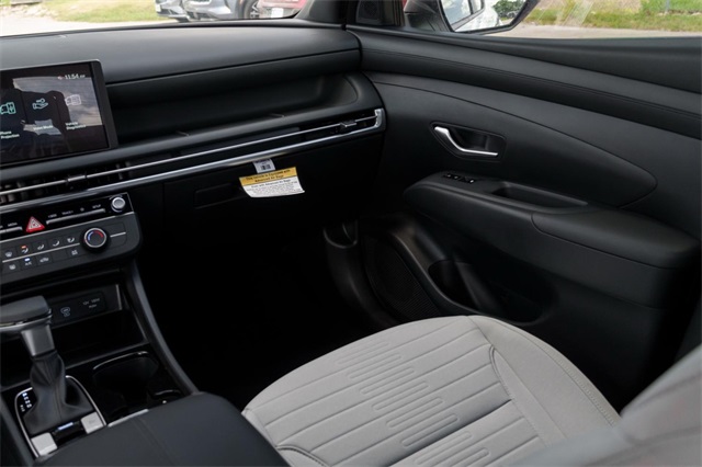 2025 Hyundai Santa Cruz SE Image 16 of 25