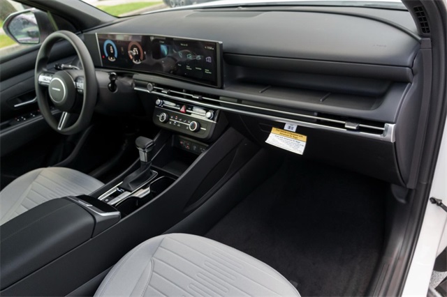 2025 Hyundai Santa Cruz SE Image 12 of 25