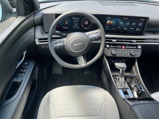 2025 Hyundai Santa Cruz SE Image 8 of 12