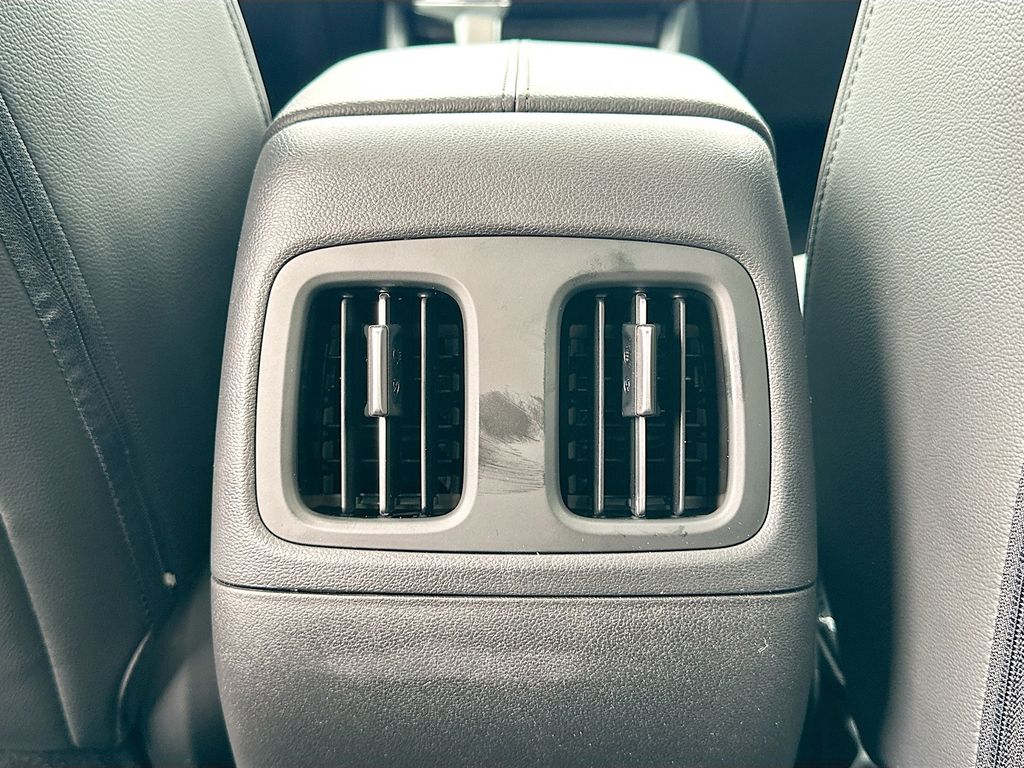Vehicle image 18 of 23