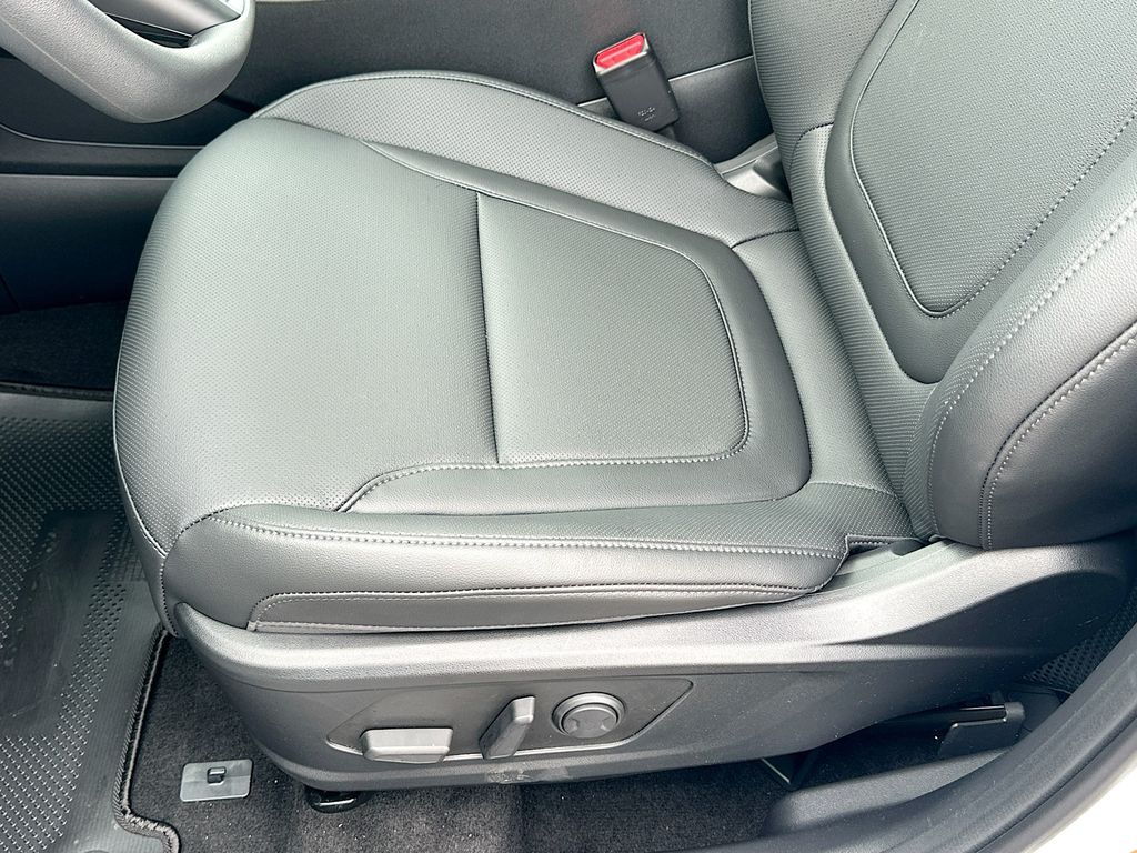 Vehicle image 21 of 23