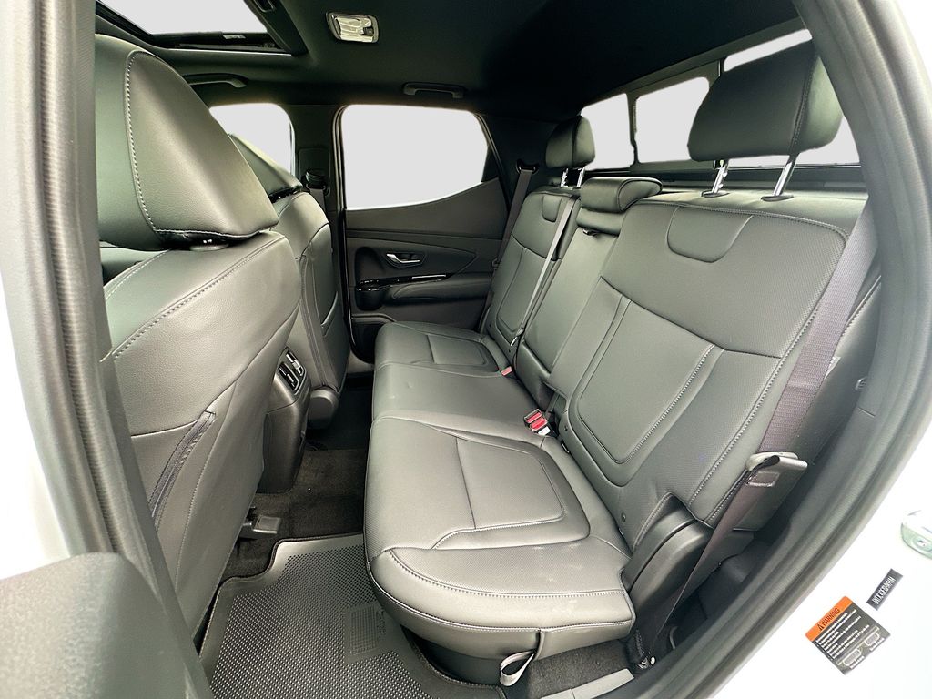Vehicle image 17 of 23