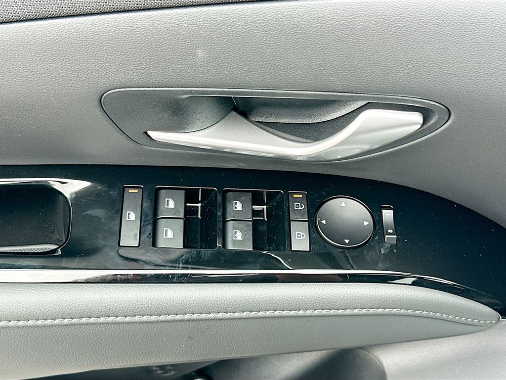 Vehicle image 20 of 23