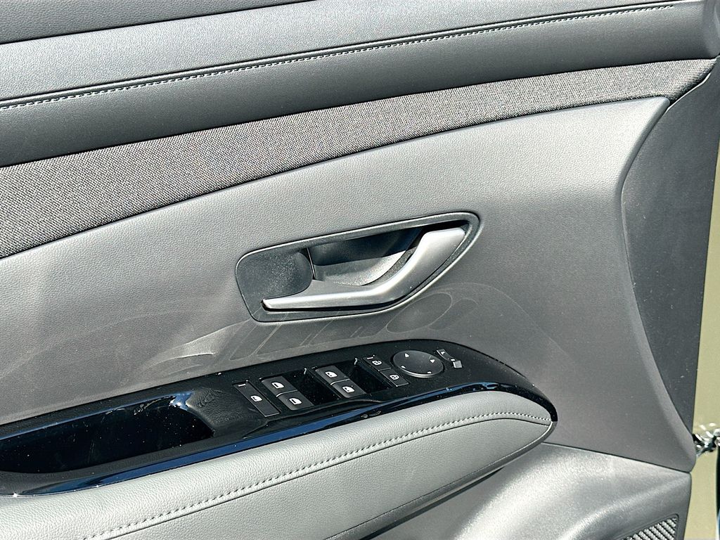 Vehicle image 19 of 23
