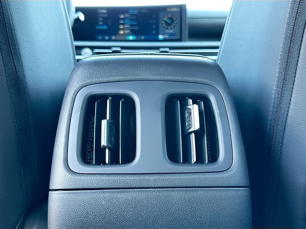 Vehicle image 17 of 23