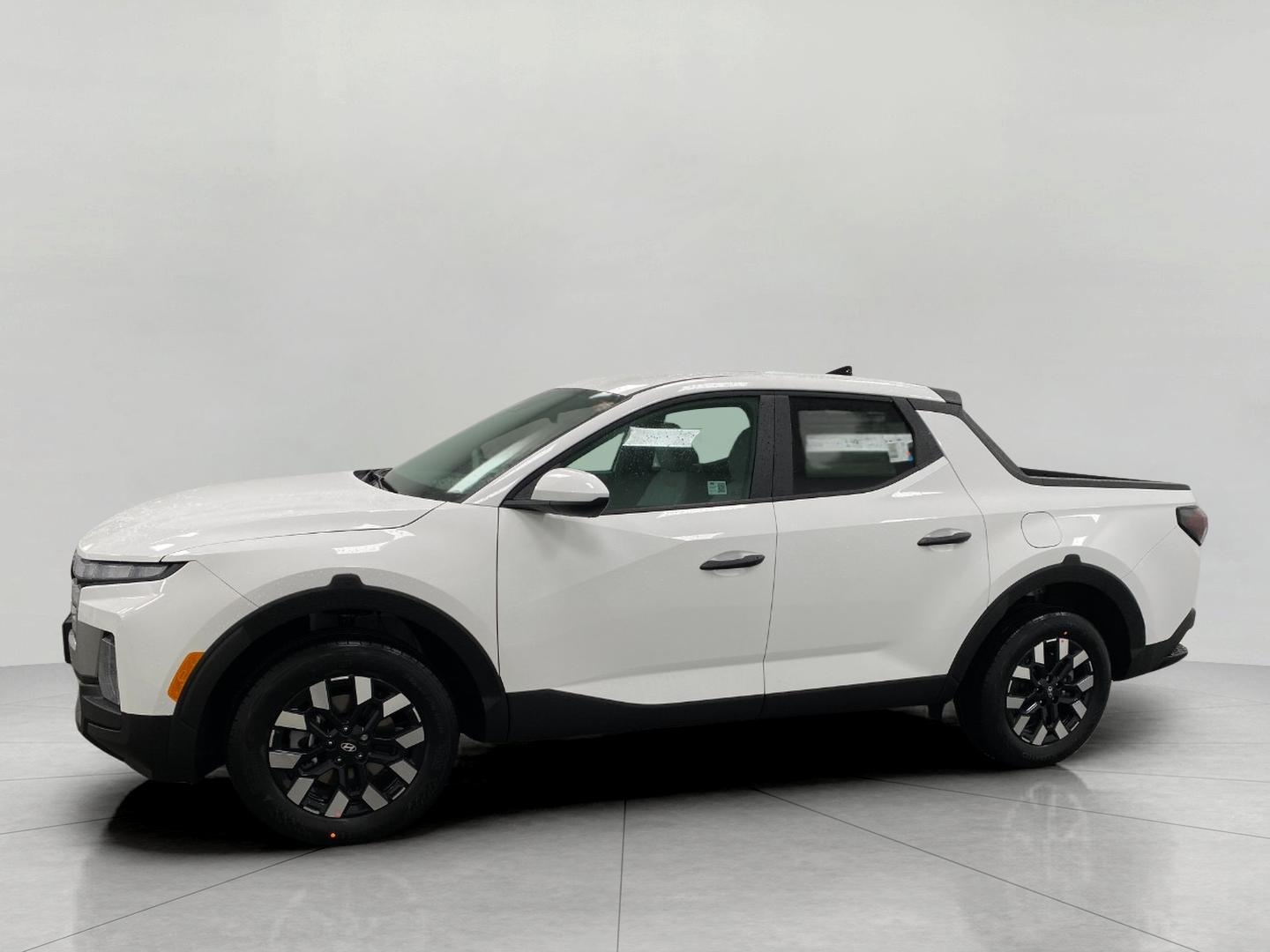 2025 Hyundai Santa Cruz SE Image 2 of 32