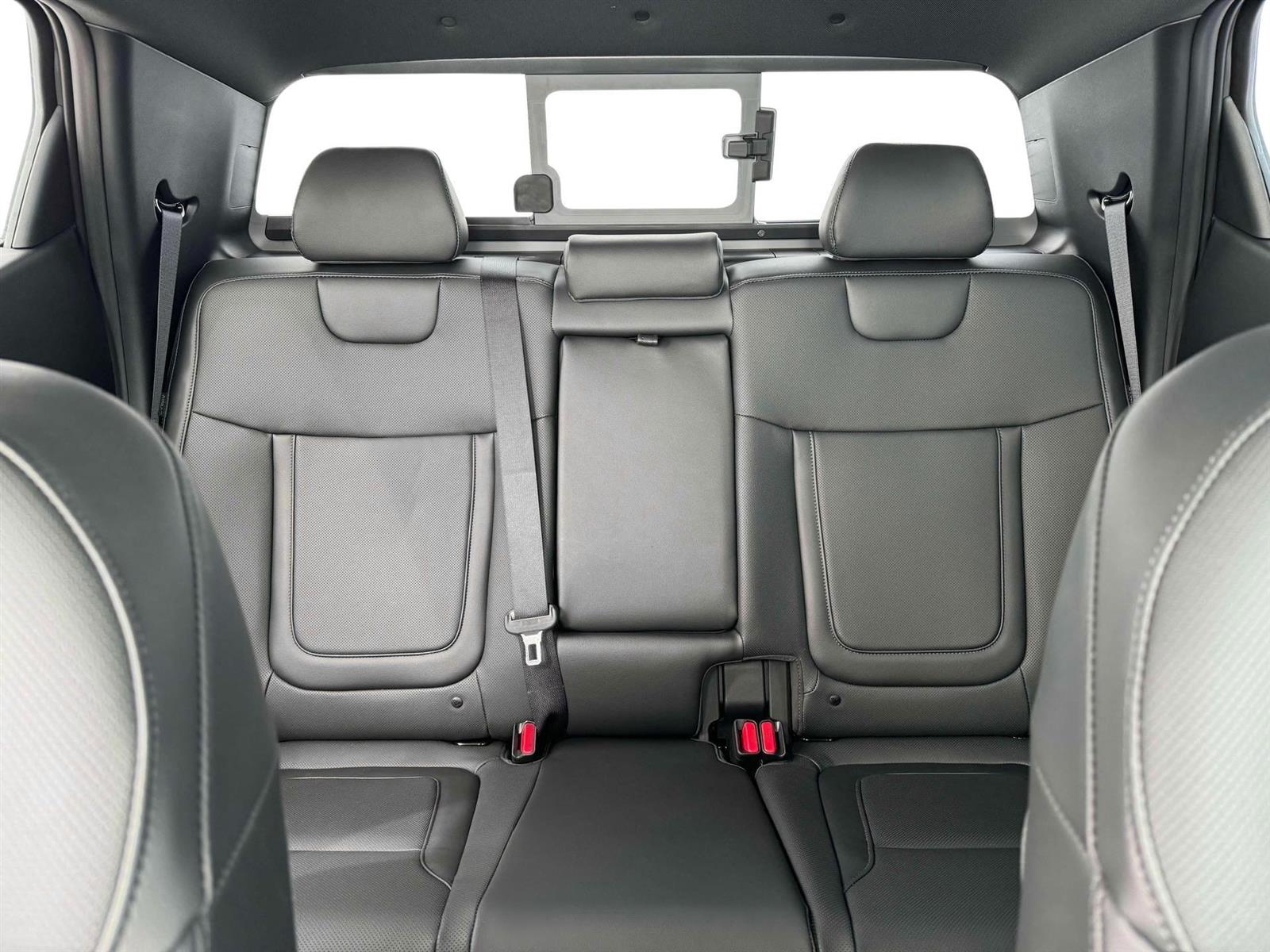 Vehicle image 13 of 19