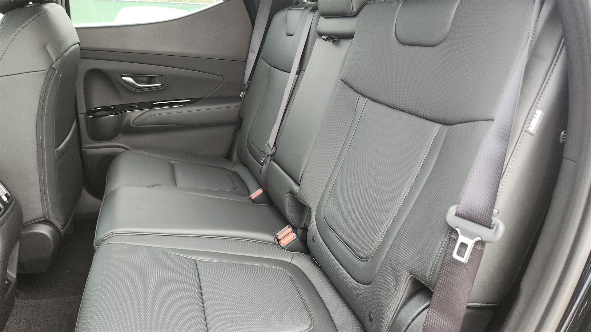 Vehicle image 25 of 28