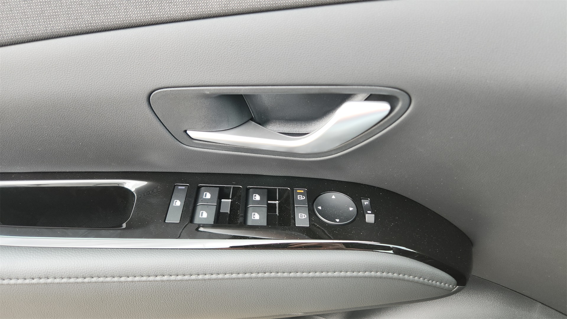 Vehicle image 24 of 28