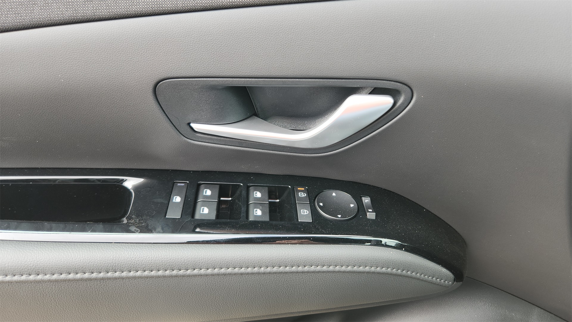 Vehicle image 22 of 26