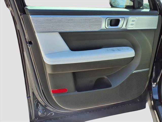 Vehicle image 11 of 21
