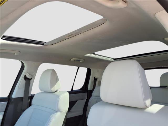 Vehicle image 15 of 21