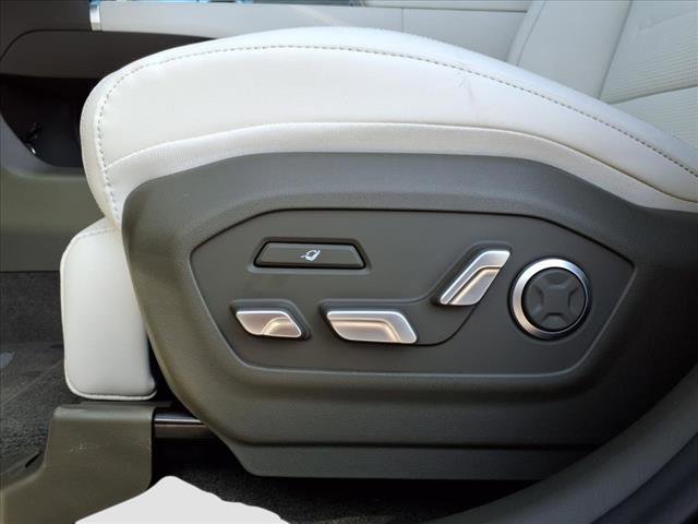 Vehicle image 16 of 21